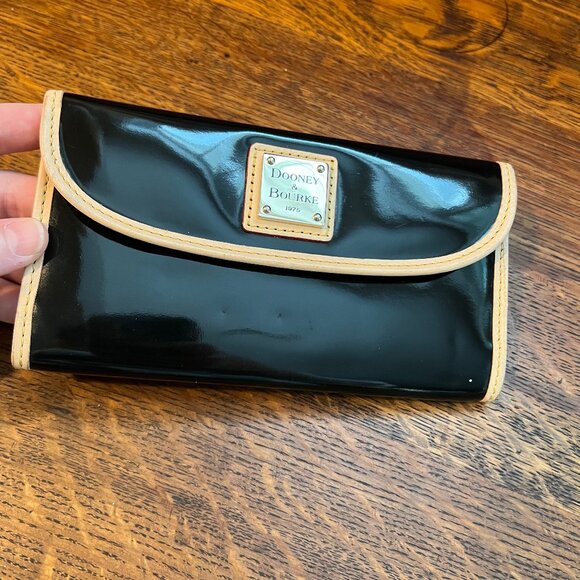 Dooney & Bourke Patent Continental Clutch - Picture 2 of 12